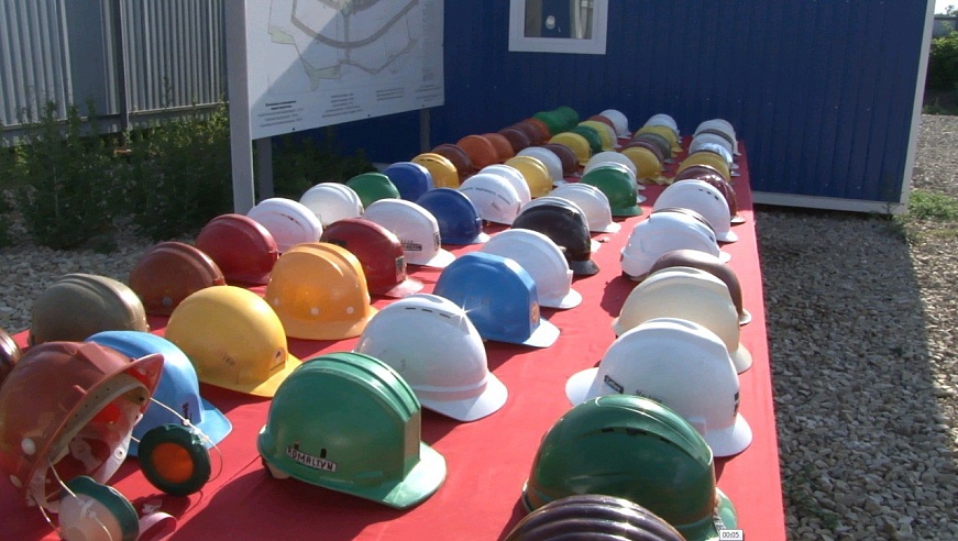 Саратовский строитель собрал коллекцию из 700 касок