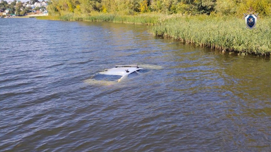 В Волге под Саратовом обнаружили затопленный автомобиль, а неподалеку тело мужчины