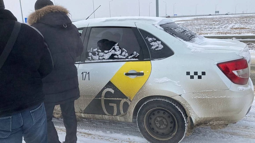 У Саратовского аэропорта "Гагарин" поймали таксистов-нелегалов