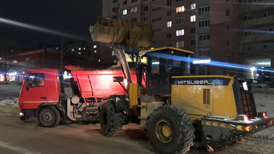Снег в Саратове ночью убирали 85 рабочих