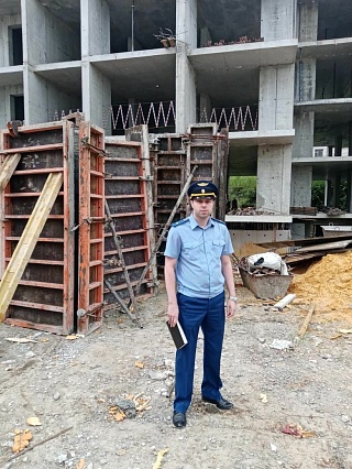 В Ленинском районе на рабочего рухнула строительная конструкция