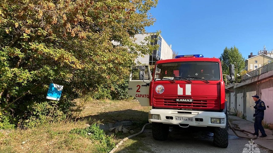 В Саратове за "Экономом" сгорел заброшенный деревянный дом