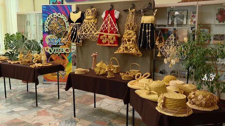 В Марксе каждый год проходит дефиле в костюмах из соломы