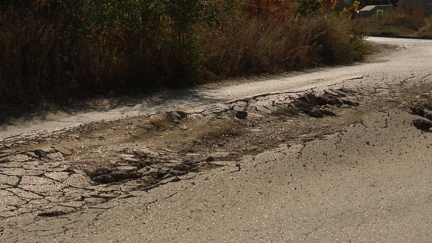 В Ленинском районе уже пять месяцев не ремонтируют провалившуюся дорогу
