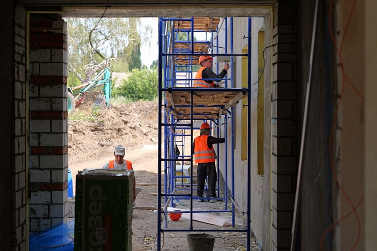 Более 50% строительных работ завершено в новой детской поликлинике в микрорайоне Звезда