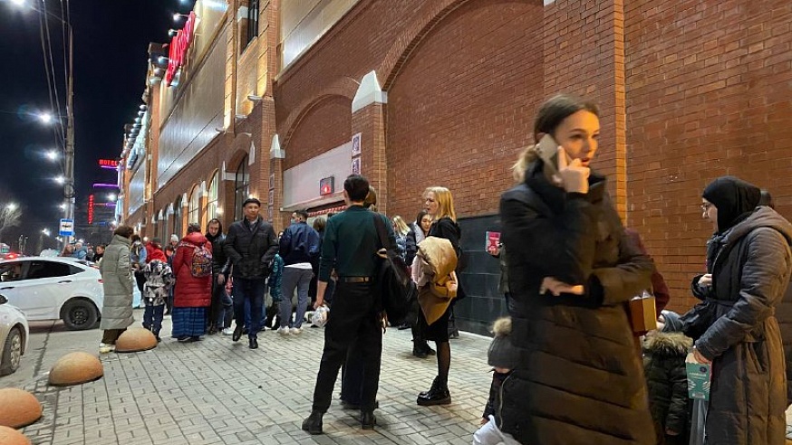 Из торговых центров Саратова эвакуируют людей