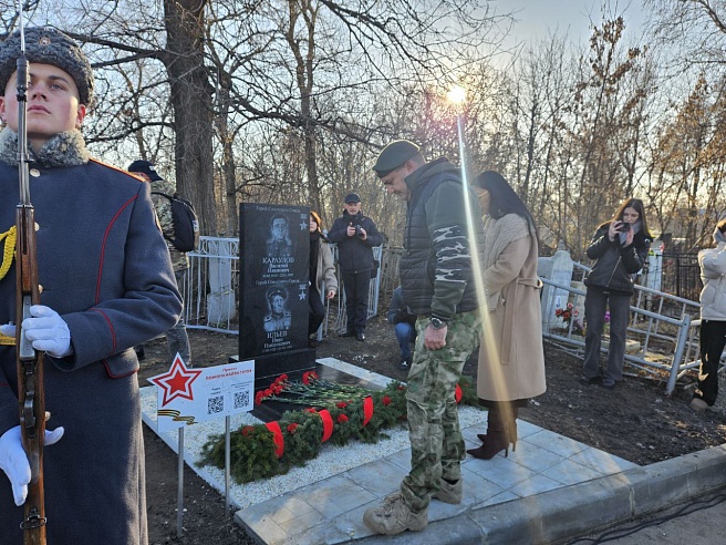 В Саратове установили памятник двум Героям Советского Союза