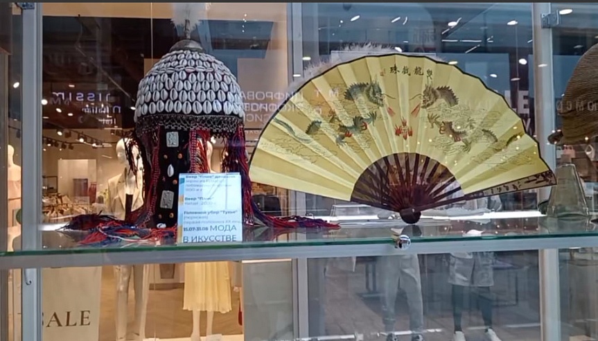 В Саратове коллекцию старинных платьев выставили в торговом центре    