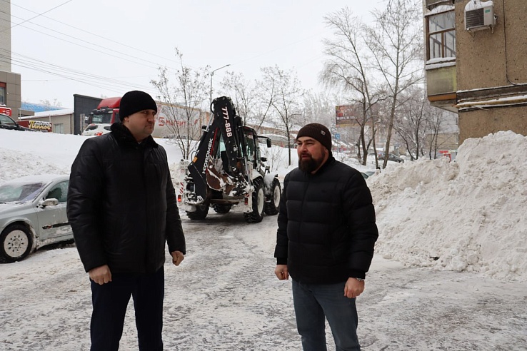 Заместитель председателя комитета по ЖКХ проверил качество уборки некоторых дворов от снега