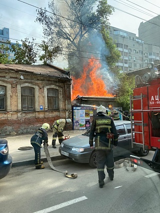 В Саратове около галереи "Каштан" горит дом