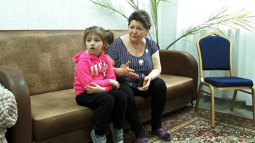 С семьями беженцев из Донбасса продолжают работать педагоги, психологи и юристы