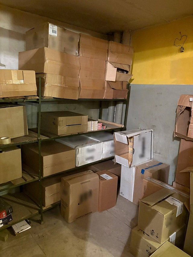 У саратовца в гараже нашли почти 34 тысячи пачек сигарет