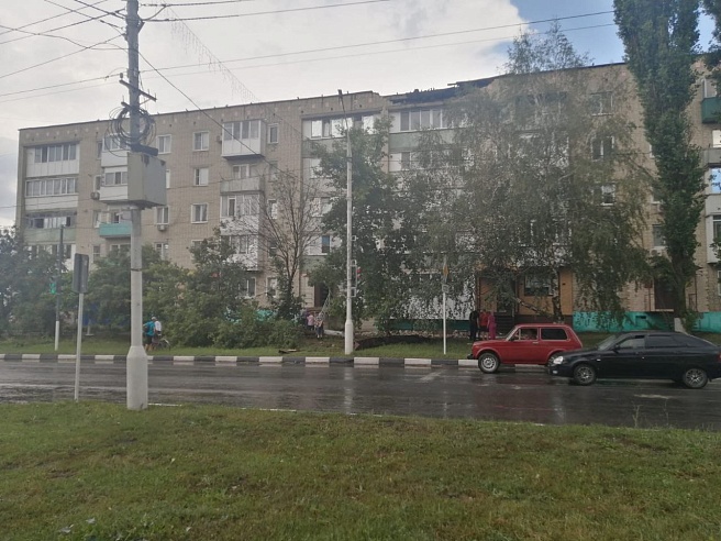 Ураган в Калининске повредил кровлю жилого дома