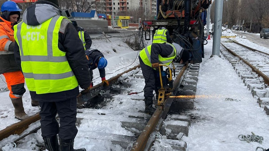 Скоростной трамвай: начались сварочные работы на улице Политехнической