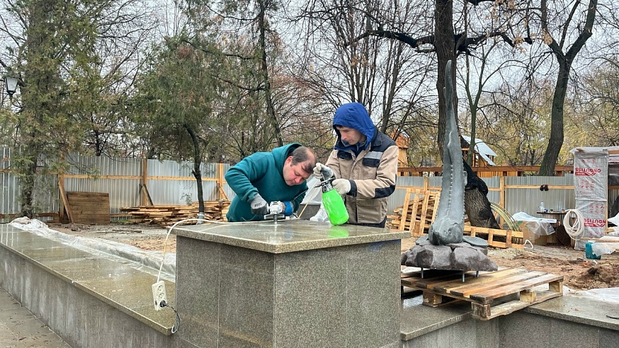 Скульптура фонтана "Рыбка" сделана из устойчивого к ультрафиолету материала