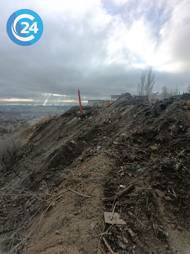 В Саратове начали расчищать Лысую гору от мусора