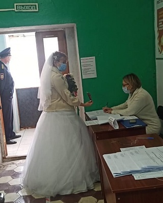 Молодожены в свадебных нарядах проголосовали за депутатов