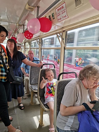 Сегодня в саратовском трамвае детям раздают конфеты