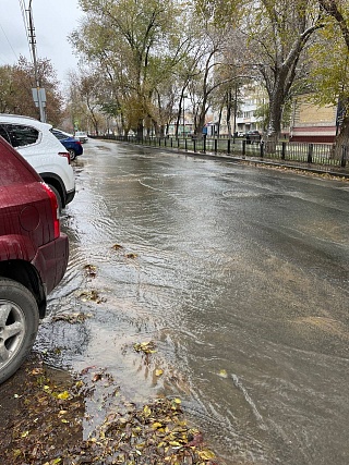 Жители Саратова жалуются на бегущие по улице Рахова осенние ручьи