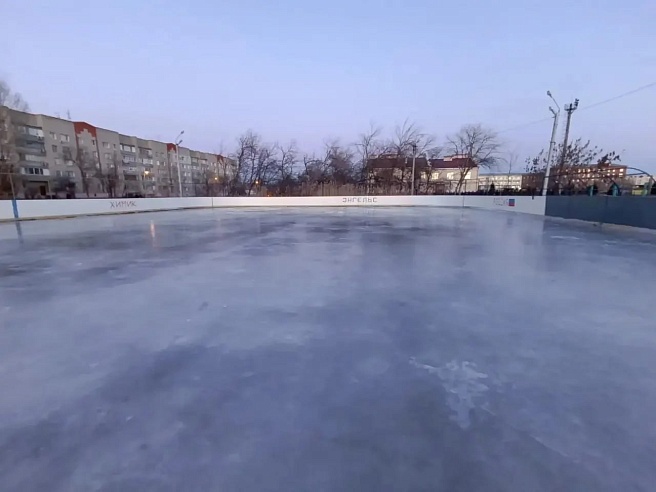 В Энгельсе активно заливаются катки