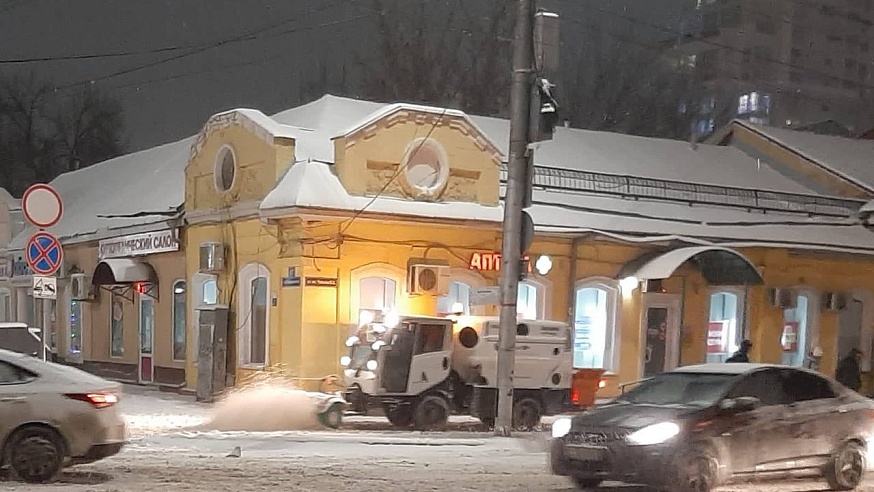 На улицах Саратова продолжается уборка снега