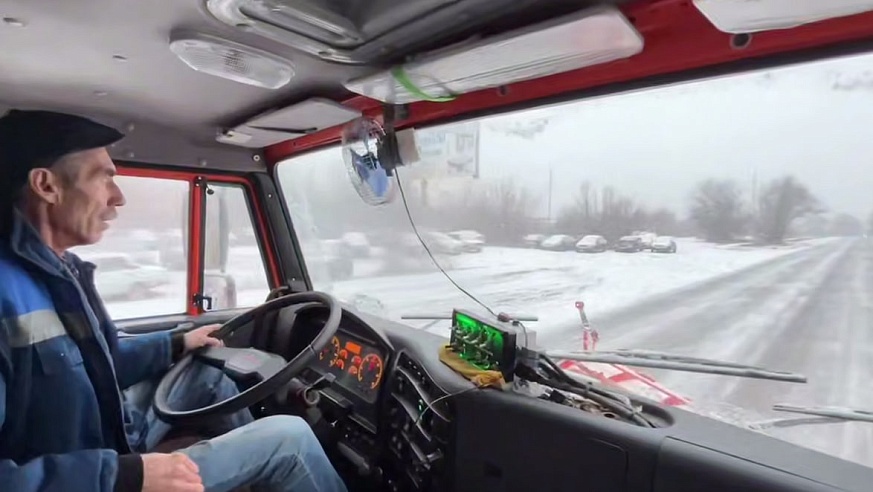 Коммунальщики начали обрабатывать дороги Саратовской области противогололедной смесью 