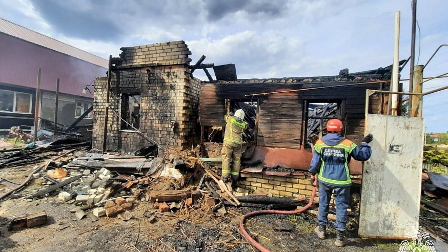 В Аткарске во время возгорания дома с пристройкой пострадала пенсионерка