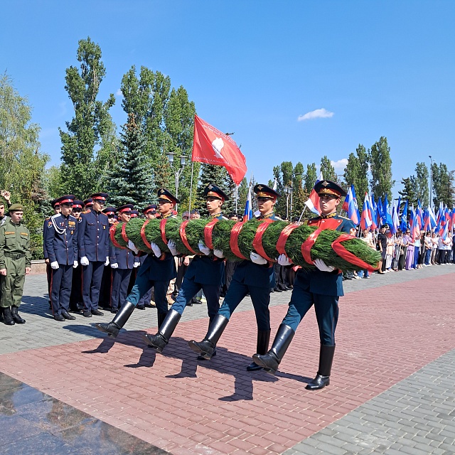 В Саратове отмечают День флага России. Фоторепортаж