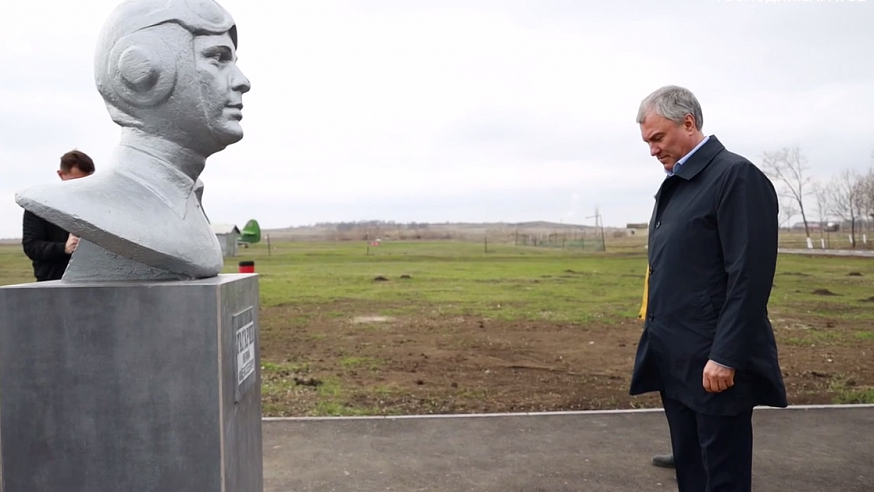 Вячеслав Володин возложил цветы к памятнику Гагарину