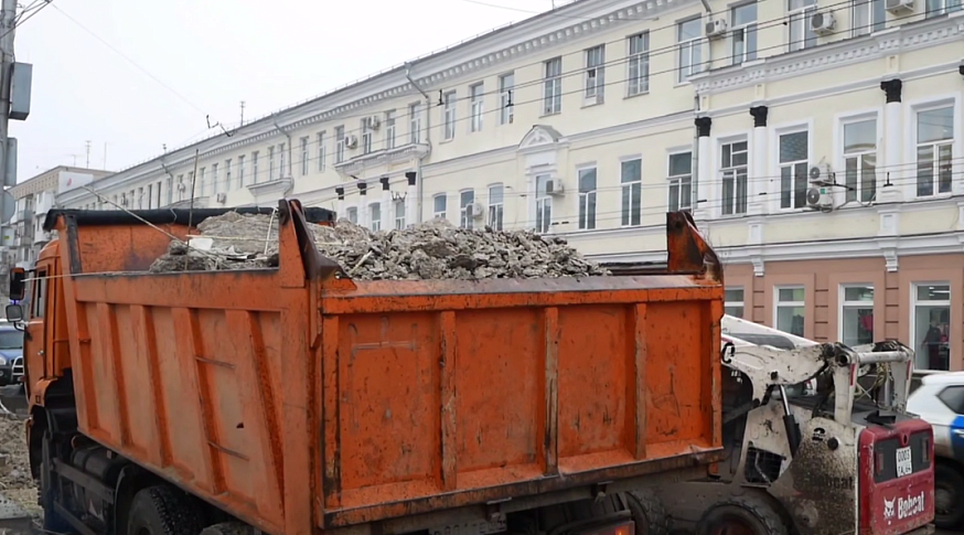 В Саратове приступили к устройству заездных карманов для общественного транспорта на Чапаева