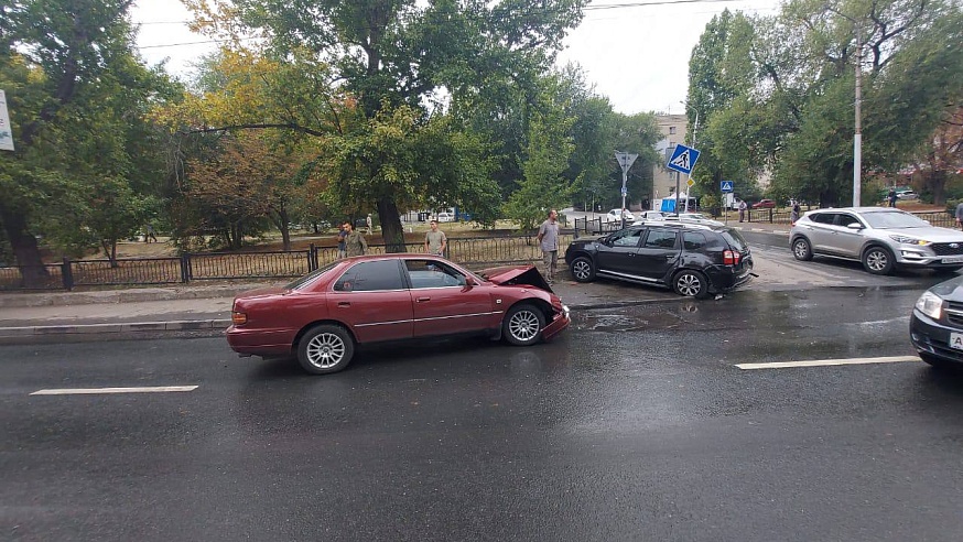 В Саратове два водителя пострадали при столкновении иномарок