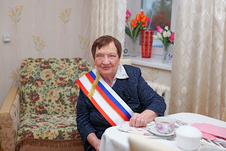 Роман Бусаргин поздравил Народного учителя СССР с присвоением звания "Почетный гражданин Саратовской области"