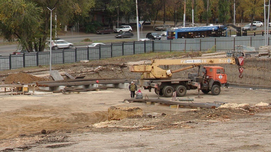 На месте будущей школы в Ленинском районе монтируют сваи
