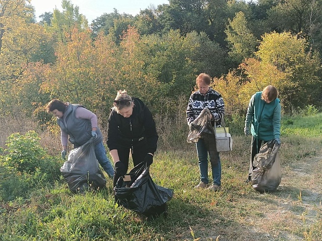 Сотрудники Минприроды, студенты и экологи собрали на Кумысной поляне более 20 кубометров мусора