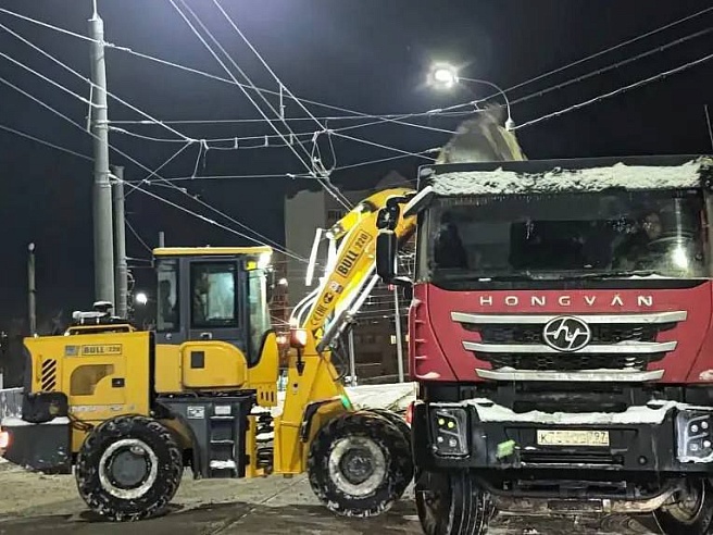 Дороги Саратова и области от снега расчищали более 500 единиц спецтехники