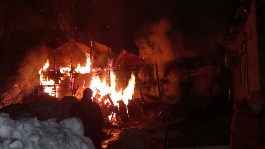 В центре Саратова горит дом