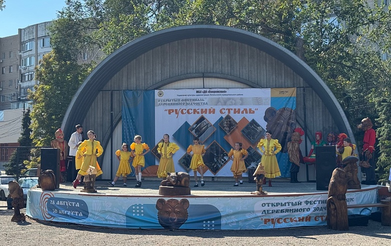 В Энгельсе проходит фестиваль-конкурс деревянного зодчества