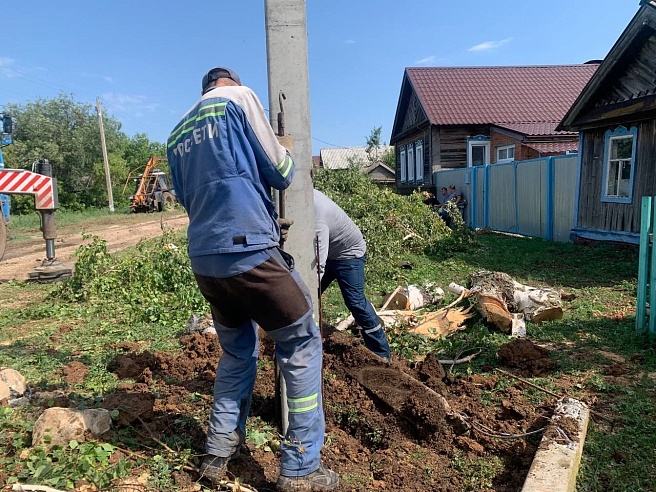 В селе под Балаковом после шквалистого ветра четыре улицы до сих пор без света