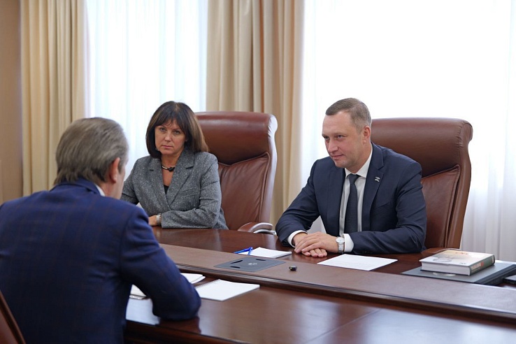 Губернатор Роман Бусаргин подарил Владимиру Машкову книгу о Табакове