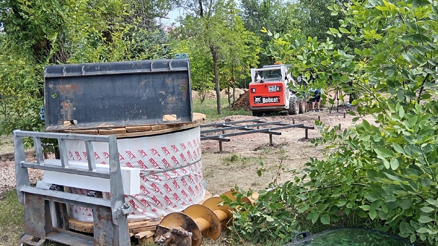 В Парке Победы начали пилить деревья и кустарники