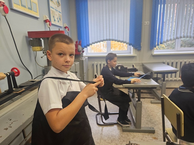 Саратовский учитель приезжает в школу на байке