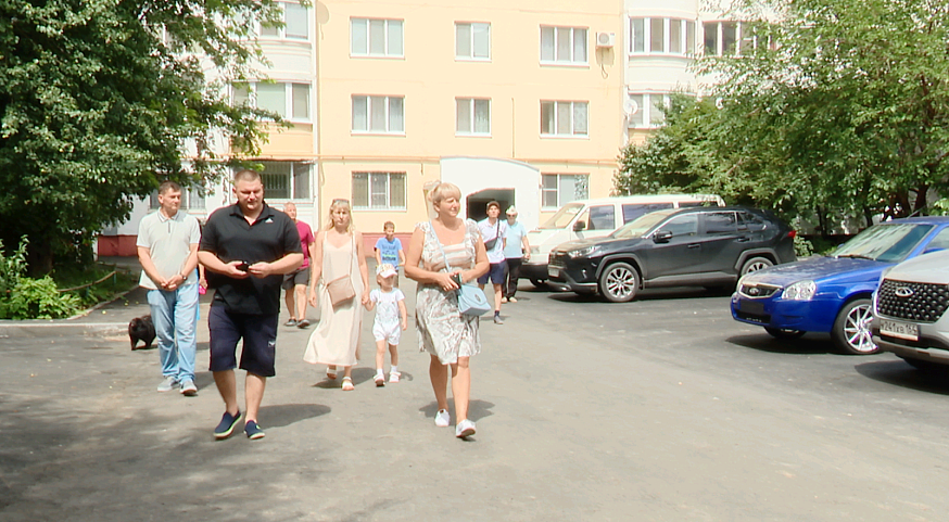 Жители саратовской многоэтажки третью неделю задыхаются из-за засора в канализации