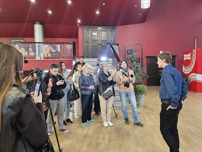 Павел Табаков приехал в Саратов на "отцовские" "Уроки"