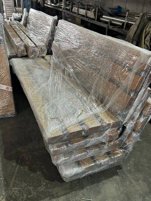 В Горпарке Саратова скоро установят новые лавочки и перголы с качелями