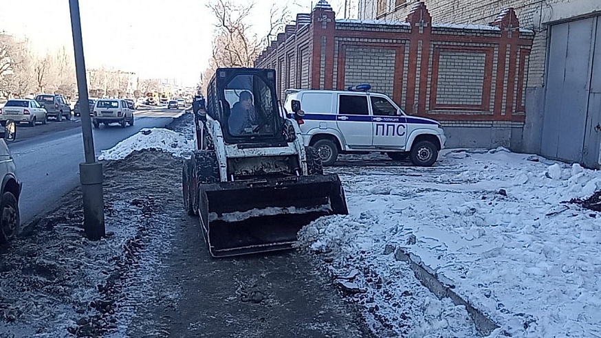 В Саратове продолжается уборка города от снега и наледи