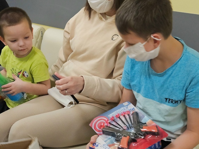 В саратовскую областную детскую больницу доставили "Коробку храбрости"