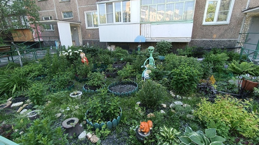 Креативные пенсионеры превратили палисадник хрущевки в ботанический сад