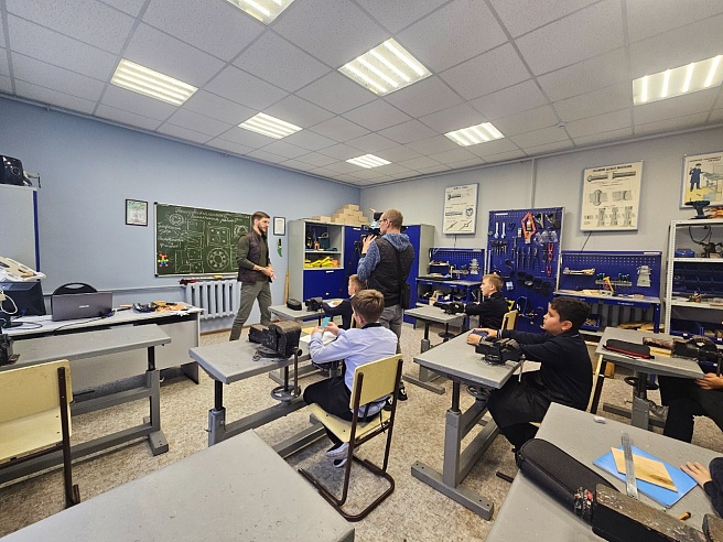 Саратовский учитель приезжает в школу на байке