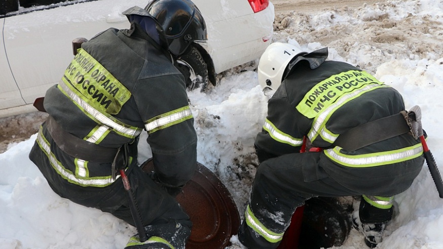 В Саратове пожарные ищут и откапывают гидранты