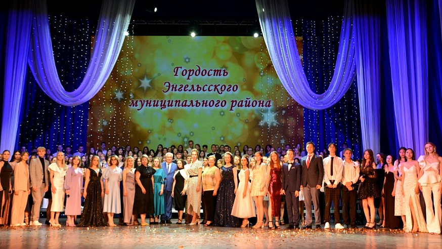 Дмитрий Плеханов вручил медали лучшим выпускникам